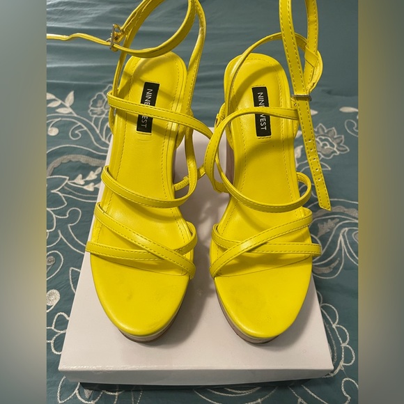 Nine West yellow wedge heel size 7 - Picture 3 of 6
